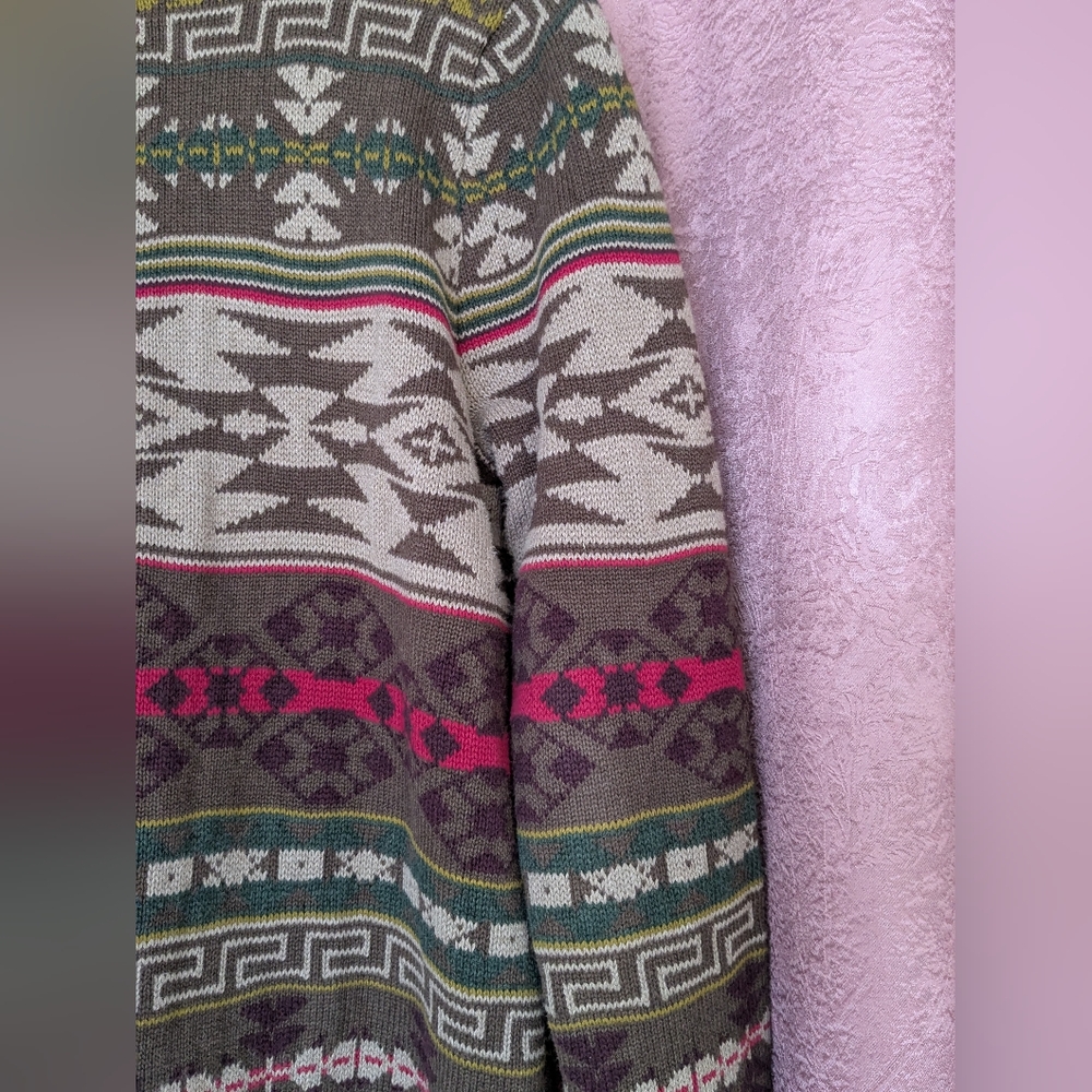 Patterned Women's Sweater with Button Closure - image 6